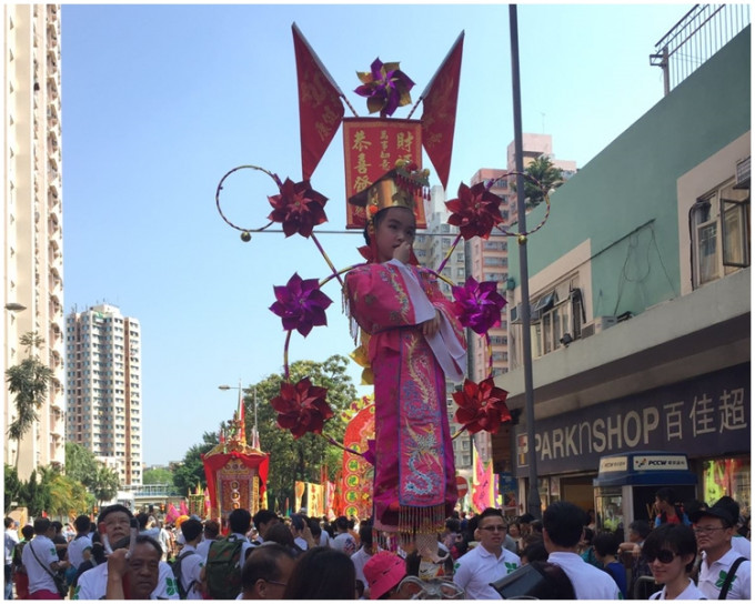 小「天后」高高在上。