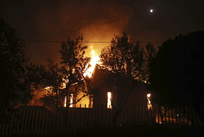 过百房屋及汽车焚毁，当局宣布雅典附近两个山火地区进入紧急状态。AP