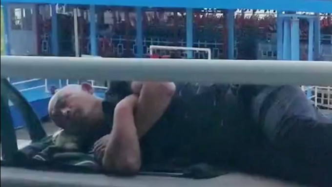 黑龙江一名男子以乌龟当作枕头，遭网民炮轰是虐待动物。网上影片截图