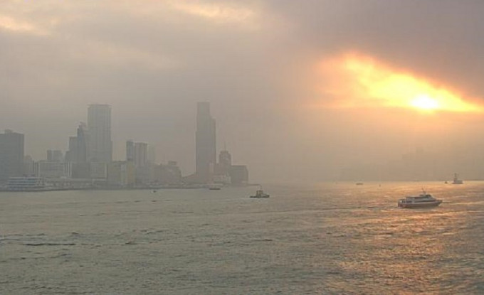 
本港地區今日天氣預測，大致多雲，早晚有薄霧。