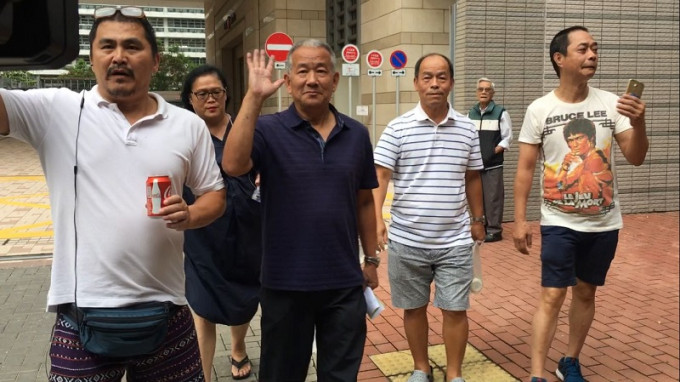 71歲被告劉必泉（深色衫者）步出法庭時，獲在支持者歡呼，期間有人高叫「反港獨」。梁銘姿攝