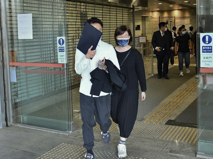 被告杨惠俊(左)刑恐罪成。