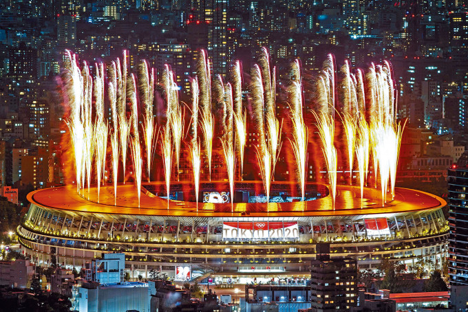 ■東京奧運會昨晚揭幕，主場館新國立競技場上空綻放燦爛煙花。