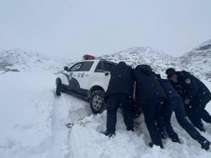 警車前往救援因積雪太厚而拋錨。網圖