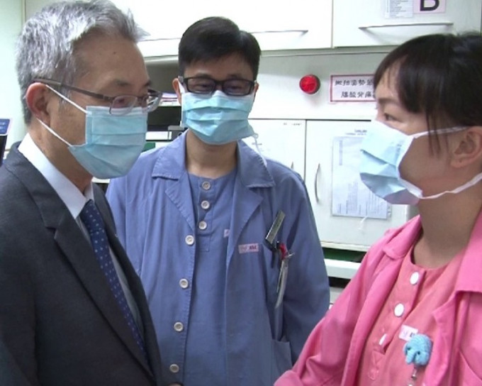梁智仁(左)到医院为医护人员打气。影片截图