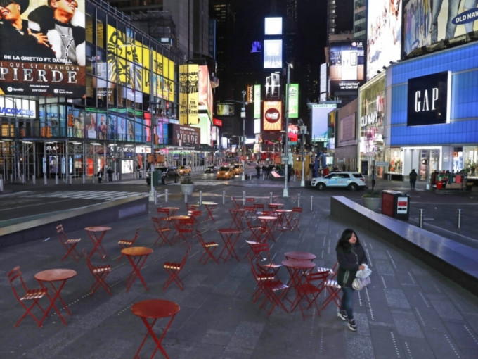 居家令下，纽约市时报广场人流稀疏。AP
