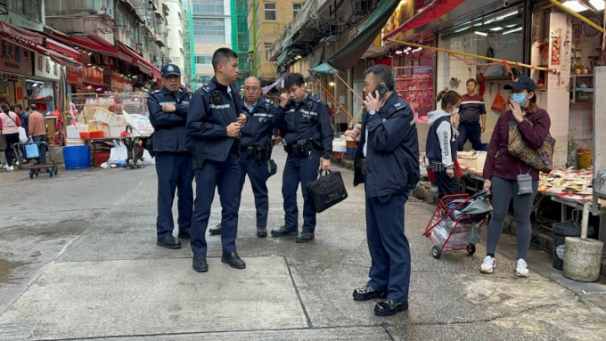 大批警员到场调查。梁国峰摄