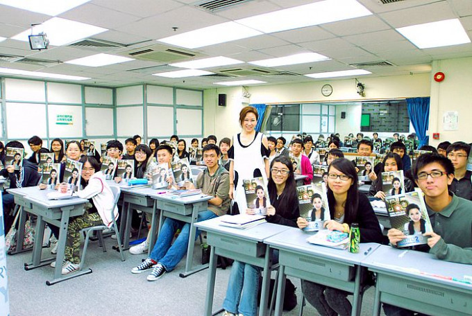 June Leung是第一代英文補習天后，深受學生歡迎。