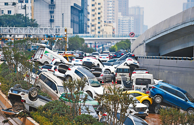 ■京廣隧道口一度塞滿了車輛。