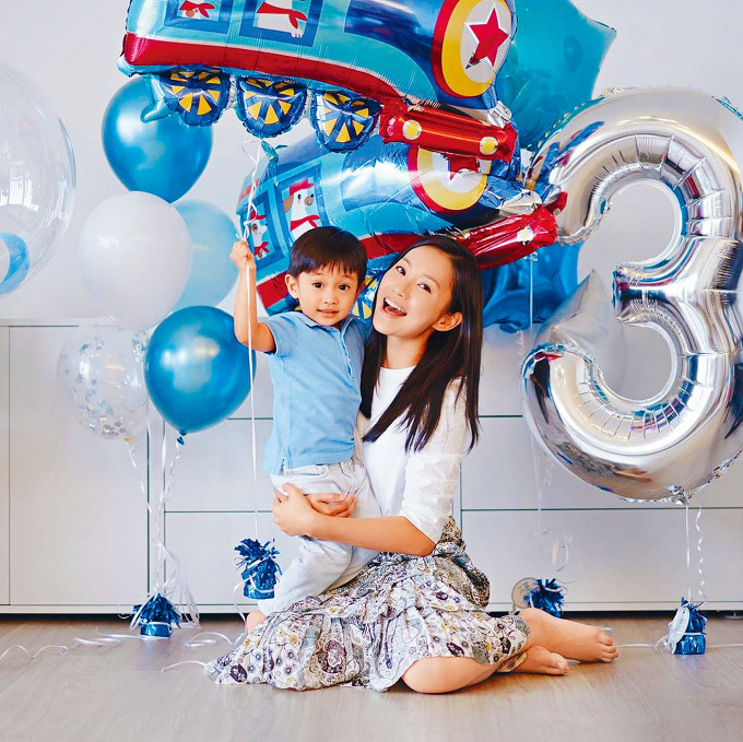 楊愛瑾在家慶祝兒子生日。