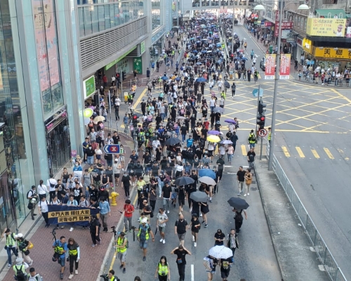19岁男学生于9月21日「光复屯门公园」游行后衍生的冲突中，涉嫌在示威者筑起的防线附近带领行动。资料图片