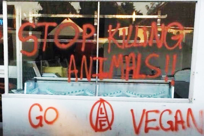 法国两名素食主义者去年破坏多家卖肉的地点。　网上图片