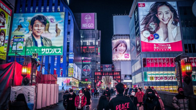 日本2021年国内广告费中，网络广告费较上年骤增21.4%至2.7052万亿日元。unsplash图片