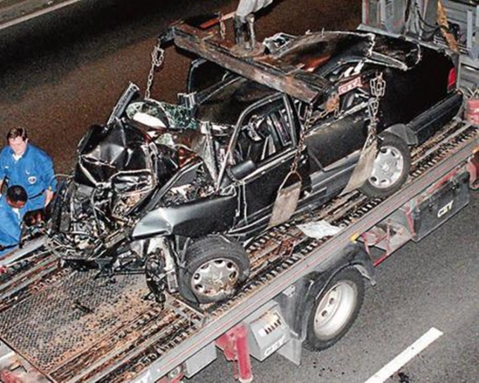 20年前在巴黎車禍身亡時乘坐的平治房車損毀不堪。AP
