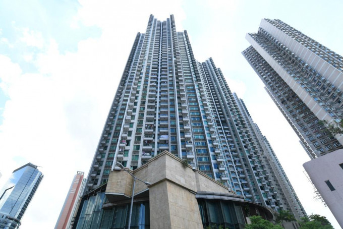 家庭客1300万购荃湾环宇海湾四房海景户。
