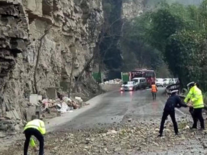 四川宜賓發生地震後部分山路出現落石，警員趕到現場將落石清除。(網圖)