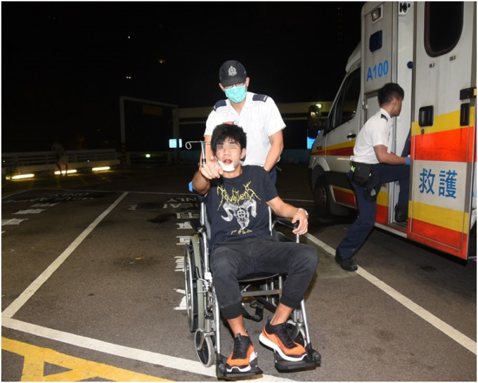 面部受傷的男子在場，由救護員包紮後送院治理。