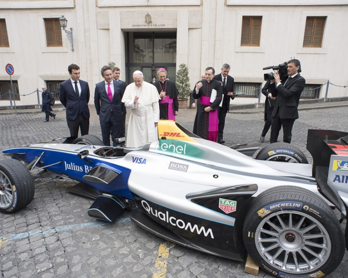 教宗接见一批电动方程式赛车手和车队代表。AP
