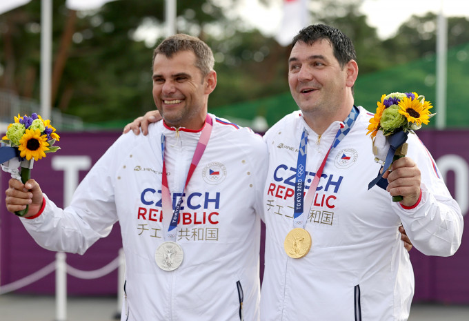 列比达卡（右）以七分力压哥斯迪利斯基赢得金牌。Reuters