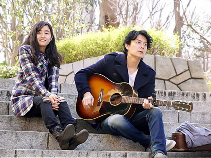 藤原櫻與福山雅治合演劇集《Love Song》。