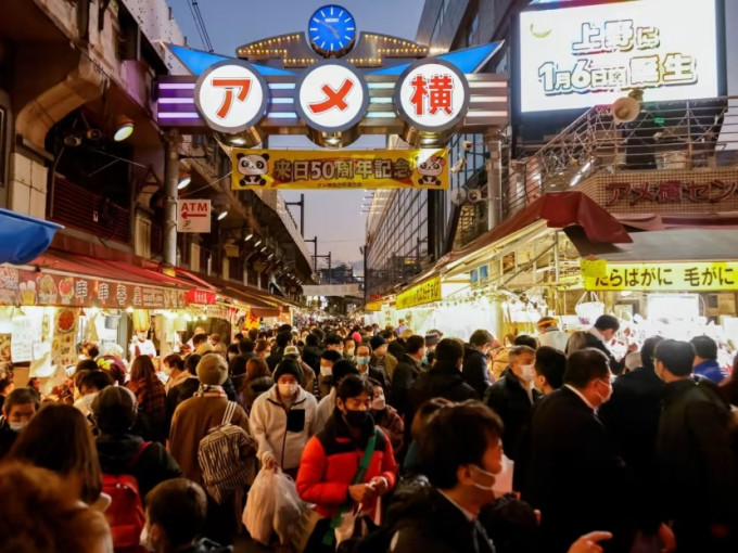 東京阿美橫町美食市場人頭湧湧。路透社