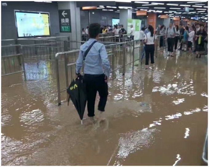 深圳車公廟地鐵站。
