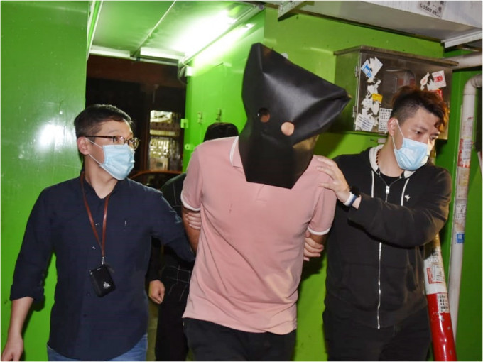 警方拘捕6名男子，涉嫌網上販毒。尹敬堂攝