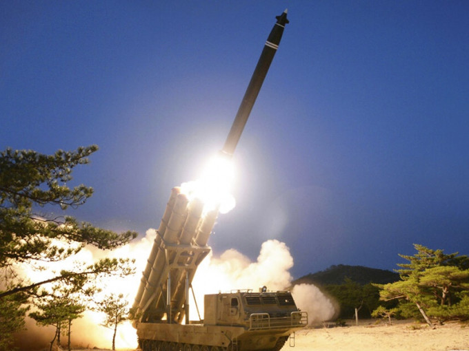 北韩证实进行超大型火箭炮试射。AP