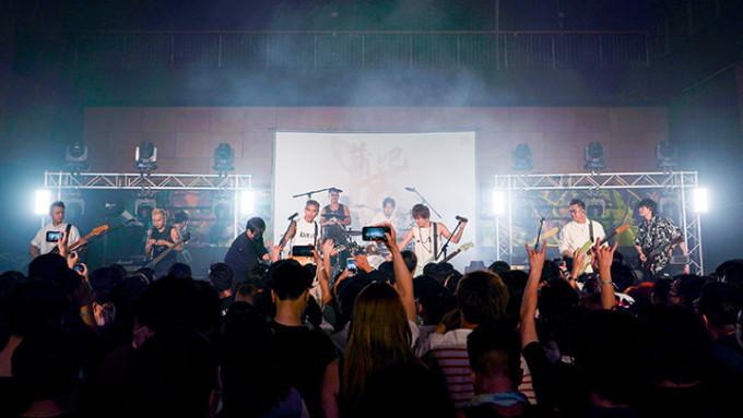 乐队 KOLOR 联同 ToNick为蒲吧20周年音乐祭共同演出。