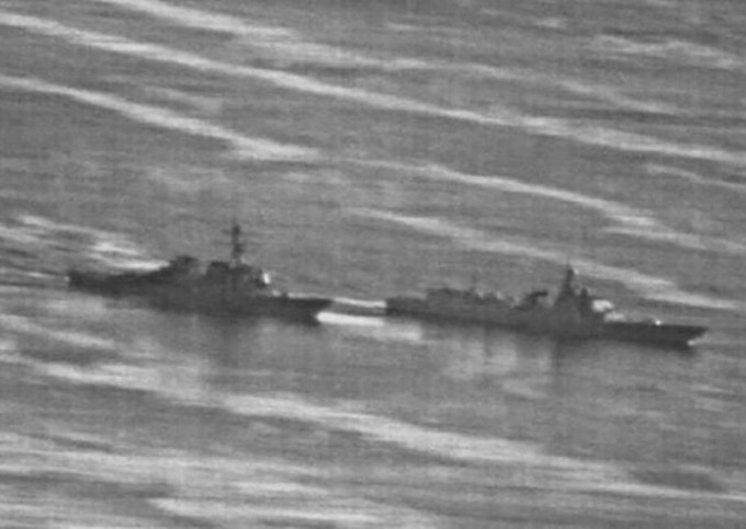 美国海军驱逐舰「狄卡特号」与一艘中国驱逐舰相距只有45米。网图