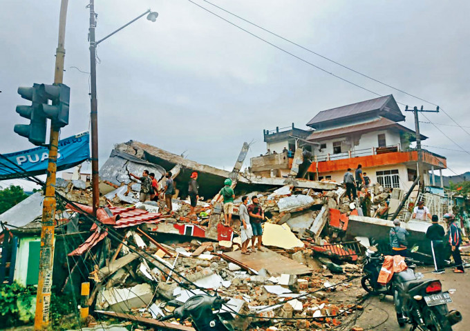 ■苏拉威西岛建筑物倒塌。