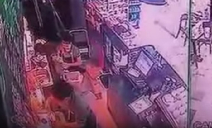 泰國一間知名咖啡廳被爆出員工撿垃圾桶的杯子，用水沂一下說給客人使用。(網圖)