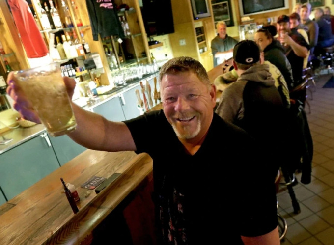 美国威州法官推翻居家令，酒吧挤爆无人戴口罩。AP