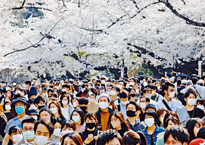 ■日本大批民众上周六戴着口罩到东京上野公园赏樱。