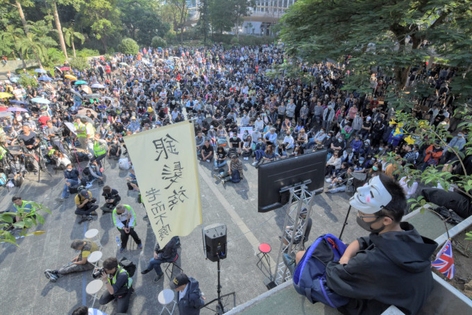 大会在场内展示「银发族，老而不废」的标语。