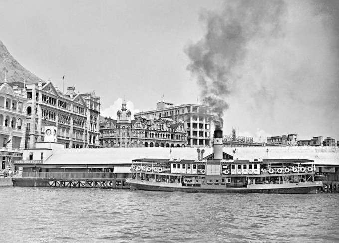 香港岛的旧天星码头，对面的干诺道其时有一幢幢爱德华风格建筑物沿维港而建。（黑白图片）