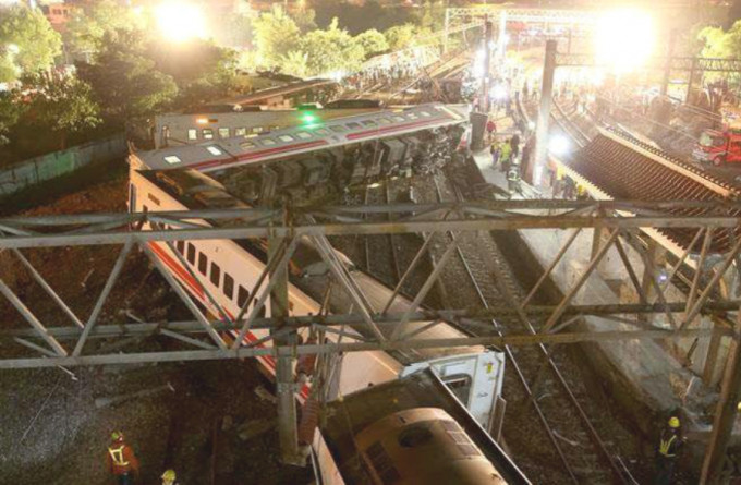 火車出軌事故造成多人死傷。網上圖片