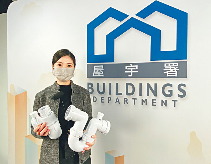 屋宇署屋宇測量師王書韻表示，隔氣彎管連接住宅單位的衞生設備，在排水系統中有很重要的作用。