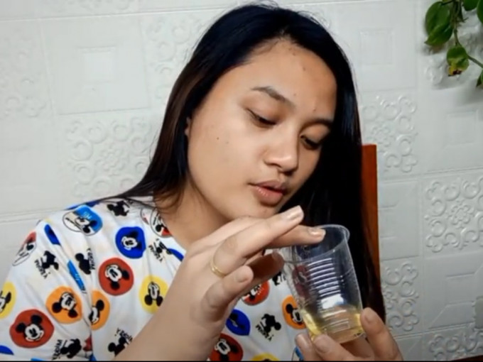 菲律宾网红赛丝声称以尿液涂脸以去痘美白。网上影片截图