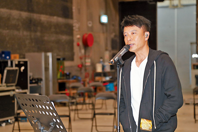 李克勤久未返港幕前演出，喜見香港也有不少歌唱真人騷。