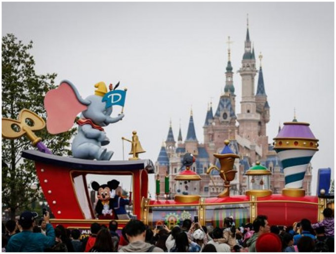 上海迪士尼不敵輿論壓力「跪低」， 將放寬遊客外帶食物政策。網圖