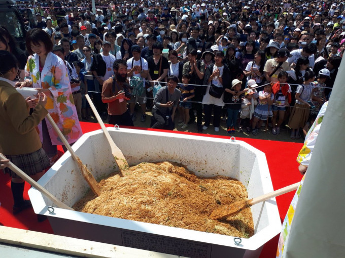 群马县日前举行一场别开生面的「PEYOUNG酱炒面」试食活动。网图