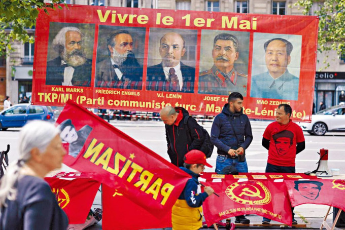 有共产党人在巴黎共和广场挂起马克思、恩格斯、列宁、史太林、毛泽东画像。