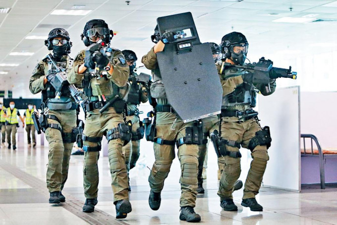 配備防彈盾牌及全副武裝的反恐人員，在尖沙嘴中國客運碼頭參與演習。
