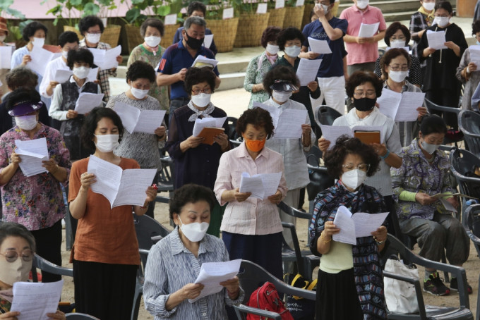 南韓增266宗確診，首爾市由今日起要求所有人在室內外戴口罩。AP圖片