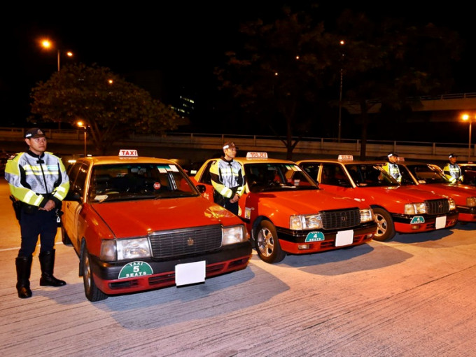 警方西九龍總區交通部人員，在聖誕及新年期間，展開打擊「黑的」行動。