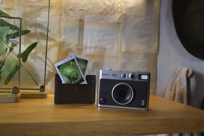 ●Fujifilm將於明年2月推出新一代混合式即影即有相機instax mini EVO,整合數碼相機功能。