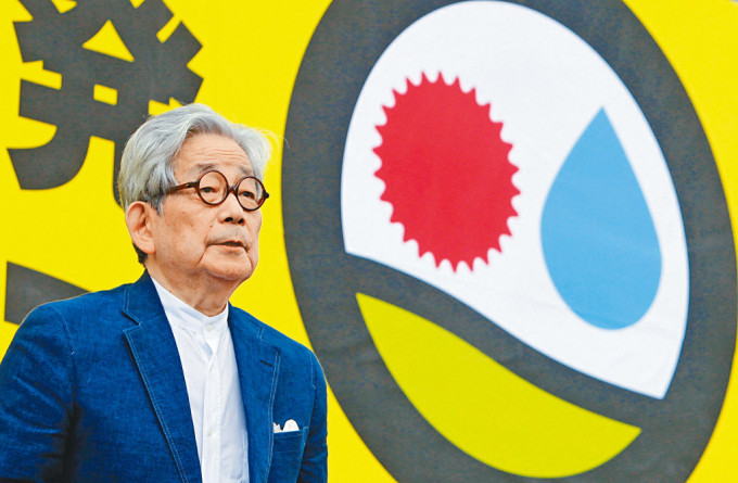 大江健三郎2011年在东京一个反核场合上发表讲话。