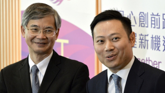 徐英偉(右)曾任勞福局副局長。資料圖片