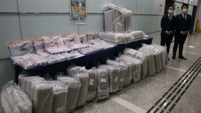 警方展示检获皂大麻花、冰毒及可卡因毒品，市值8000万元。刘汉权摄